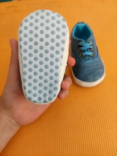 Zapatitos azules de bebé - miniatura 2