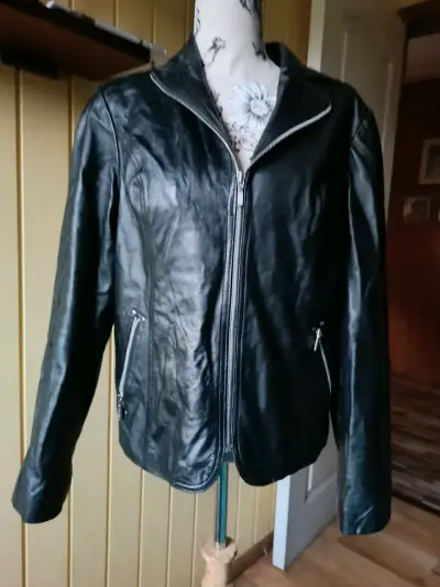 Chaqueta de eco cuero negra - miniatura 1