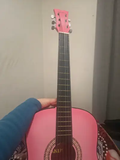 Guitarra acústica rosa - miniatura 1