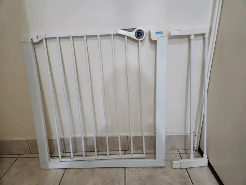 Reja de seguridad extensible blanca