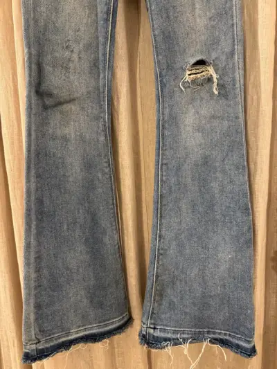 Jeans Flare Alaniz desgastados - miniatura 2
