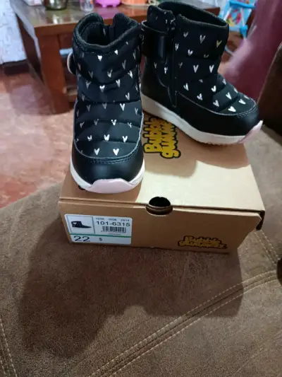 Botas negras con diseño de corazones - miniatura 1