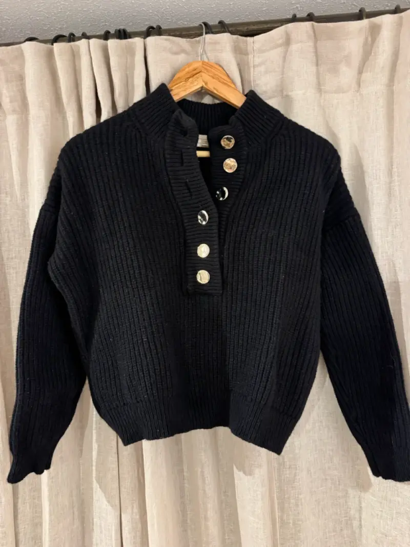 Sweater negro con botones dorados - 1