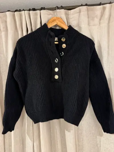 Sweater negro con botones dorados - miniatura 1