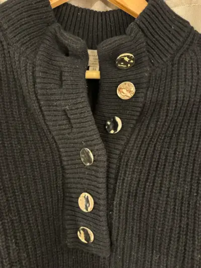 Sweater negro con botones dorados - miniatura 2
