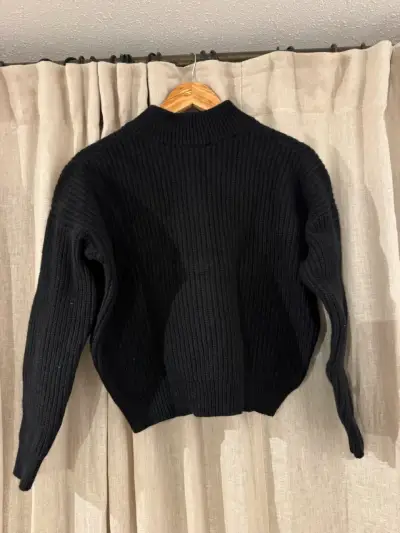 Sweater negro con botones dorados - miniatura 4