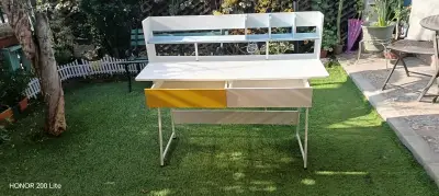 Escritorio con estantes y cajones - miniatura 1
