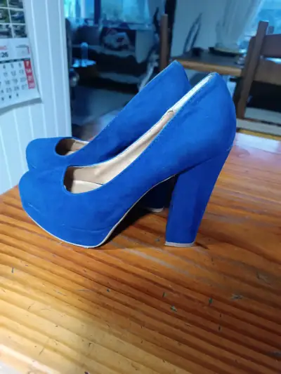Tacones azules de gamuza - miniatura 1