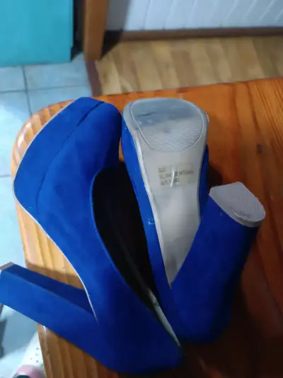 Tacones azules de gamuza - miniatura 2