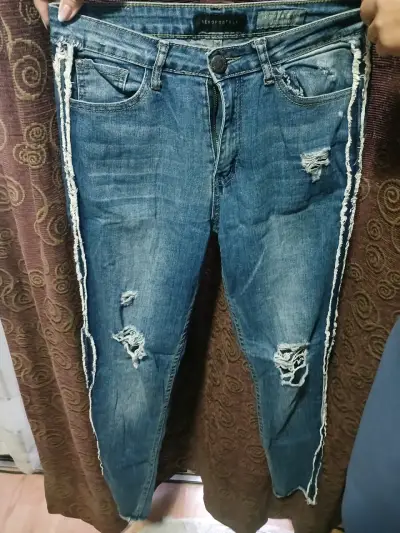 Jeans desgastados con detalles - miniatura 1