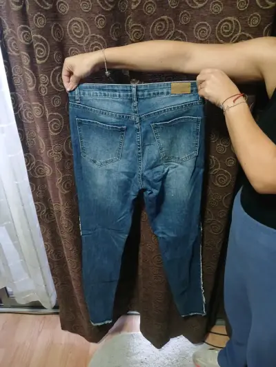 Jeans desgastados con detalles - miniatura 2