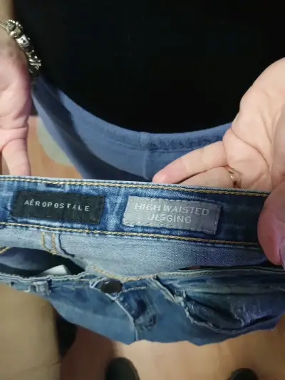 Jeans desgastados con detalles - miniatura 3