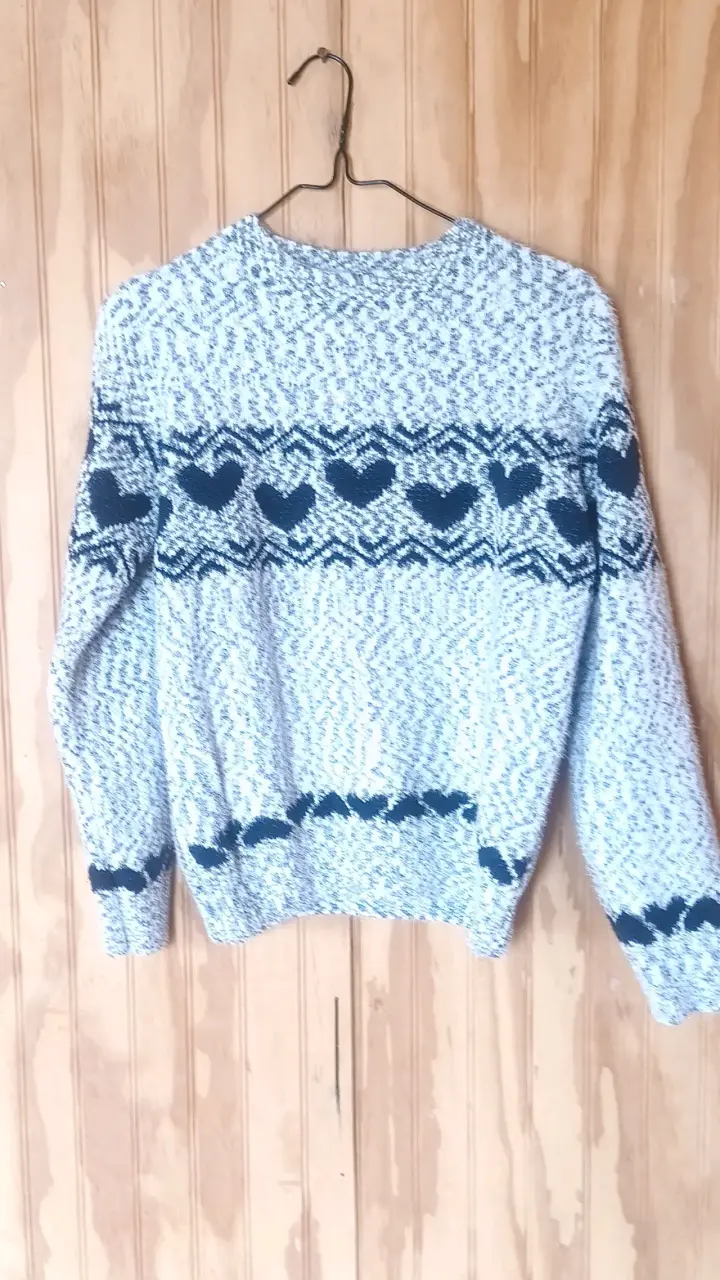 Sweater tejido con diseño de corazones