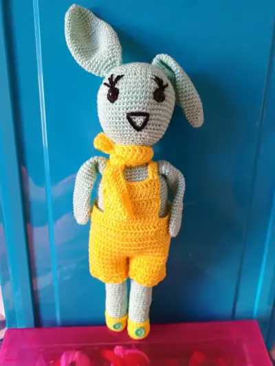 Conejo de crochet amarillo - miniatura 1