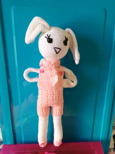 Conejo de crochet amarillo - miniatura 4