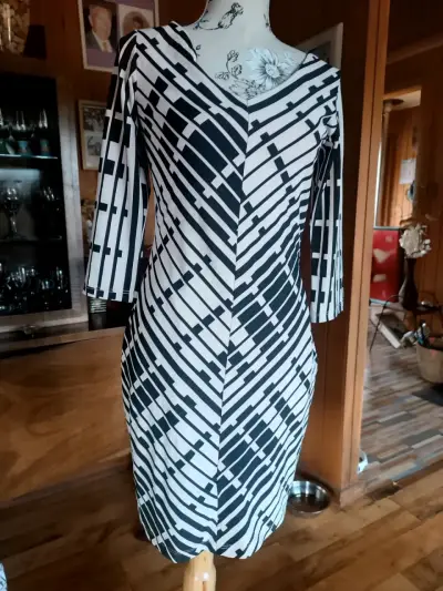 Vestido blanco y negro geométrico - miniatura 1