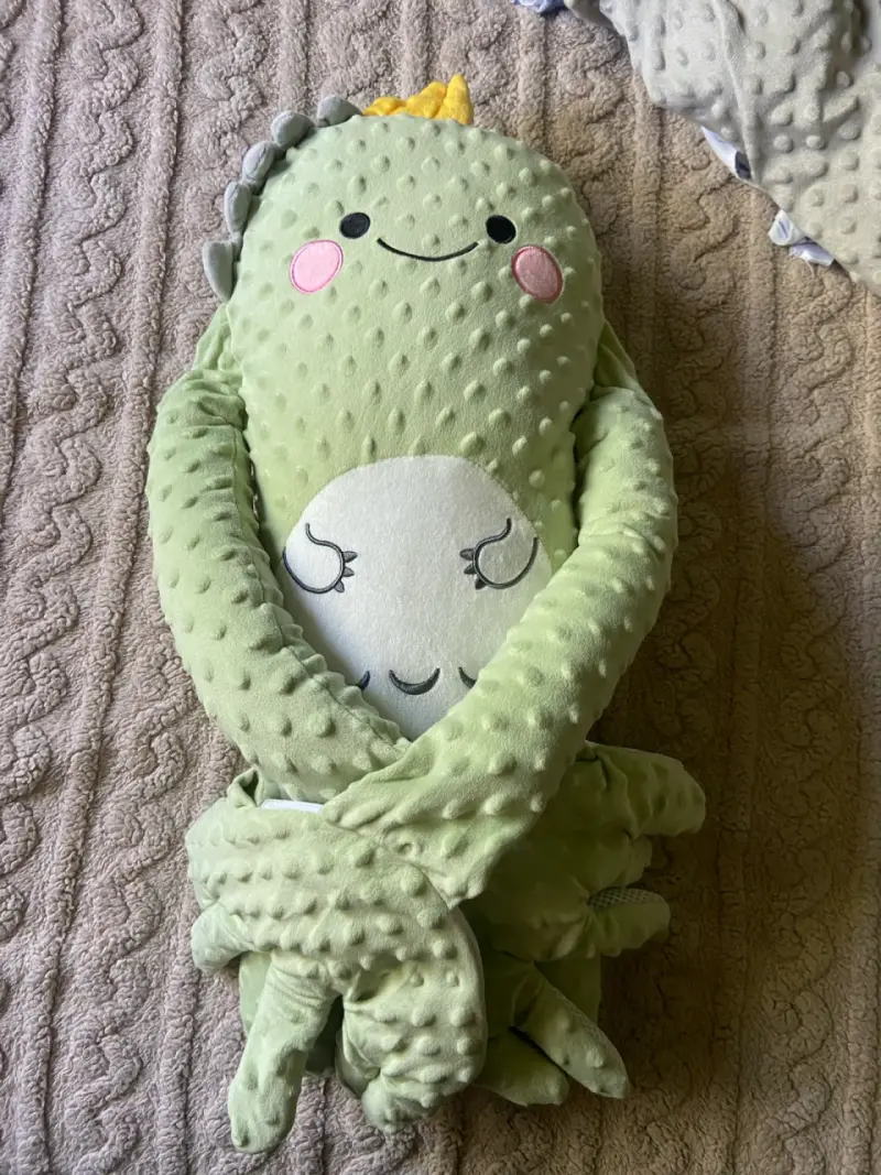 Cojín peluche dinosaurio verde palma calmante apeg - 1