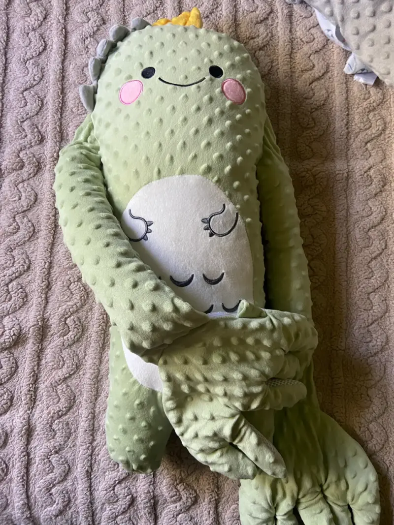 Cojín peluche dinosaurio verde palma calmante apeg - 3