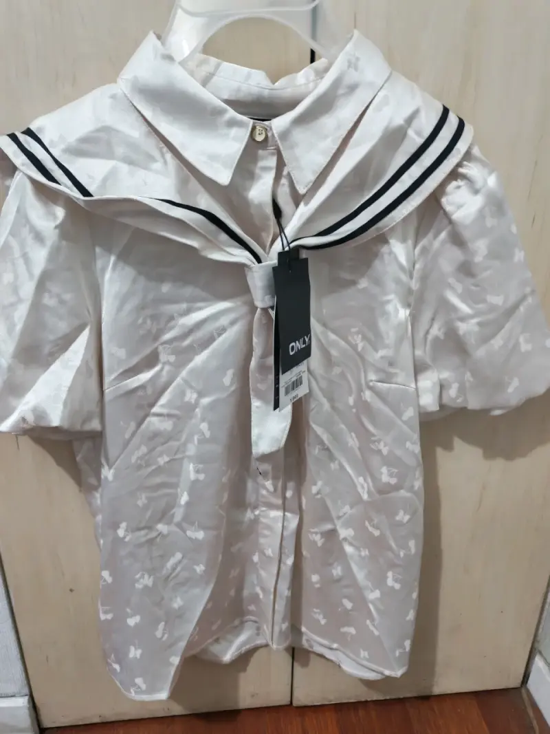 Blusa blanca con cuello marinero - 1
