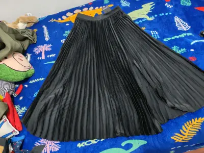 Falda plisada negra elegante - miniatura 3