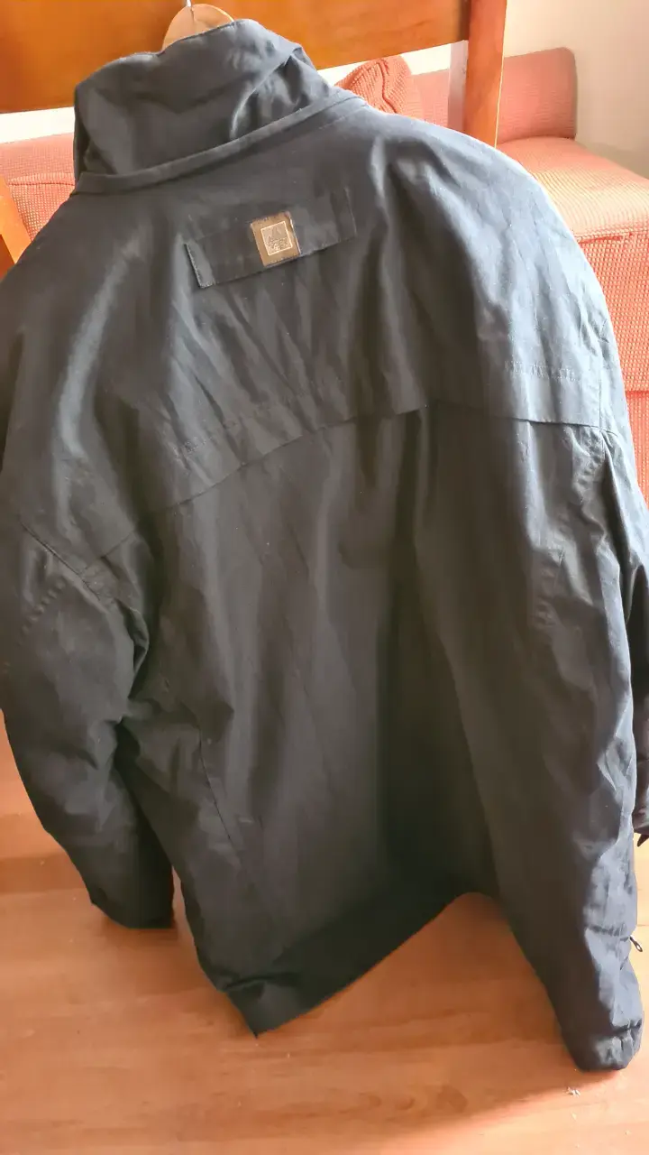 Parka negra forrada invernal como nueva. - 2