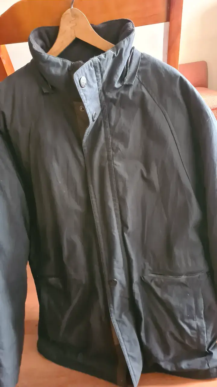 Parka negra forrada invernal como nueva. - 5