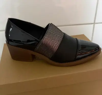Zapato de mujer negro con tacón bajo - miniatura 1