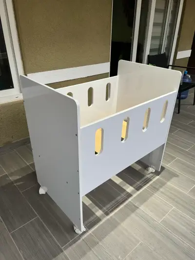 Cuna colecho blanca de madera con ruedas - miniatura 6