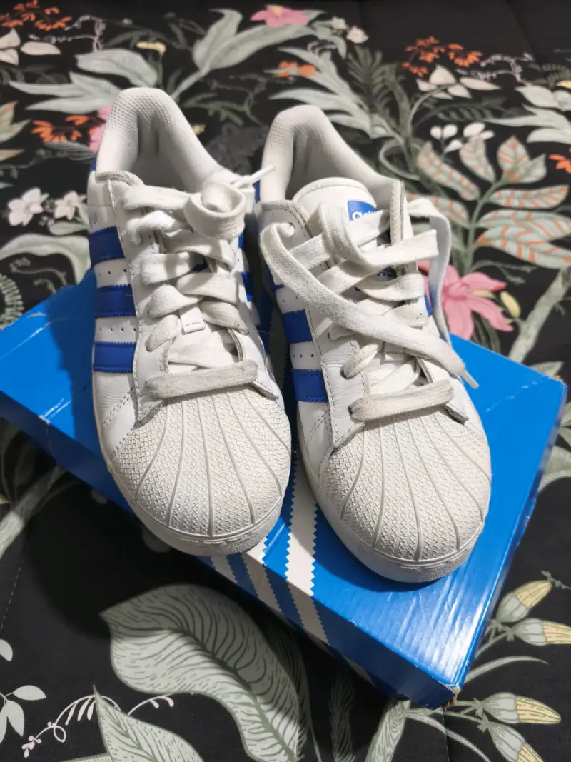 Zapatillas blancas con franjas azules - 1