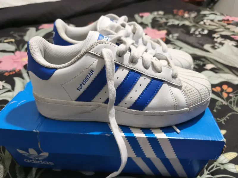 Zapatillas blancas con franjas azules - 2