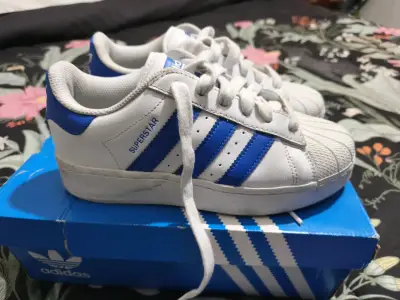 Zapatillas blancas con franjas azules - miniatura 2