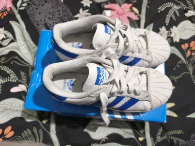 Zapatillas blancas con franjas azules - miniatura 3