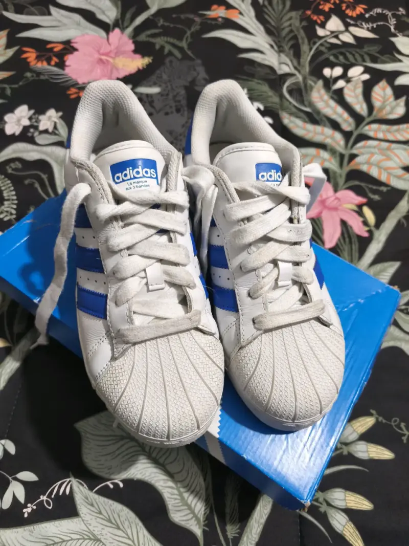 Zapatillas blancas con franjas azules - 4
