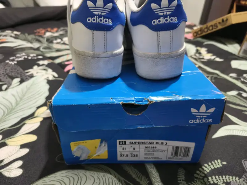 Zapatillas blancas con franjas azules - 5