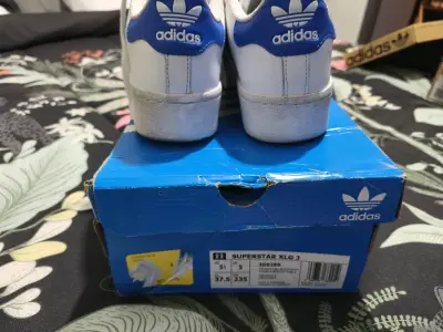Zapatillas blancas con franjas azules - miniatura 5