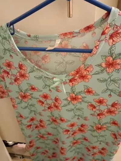 Vestido floral verde claro tipo pijama - miniatura 1
