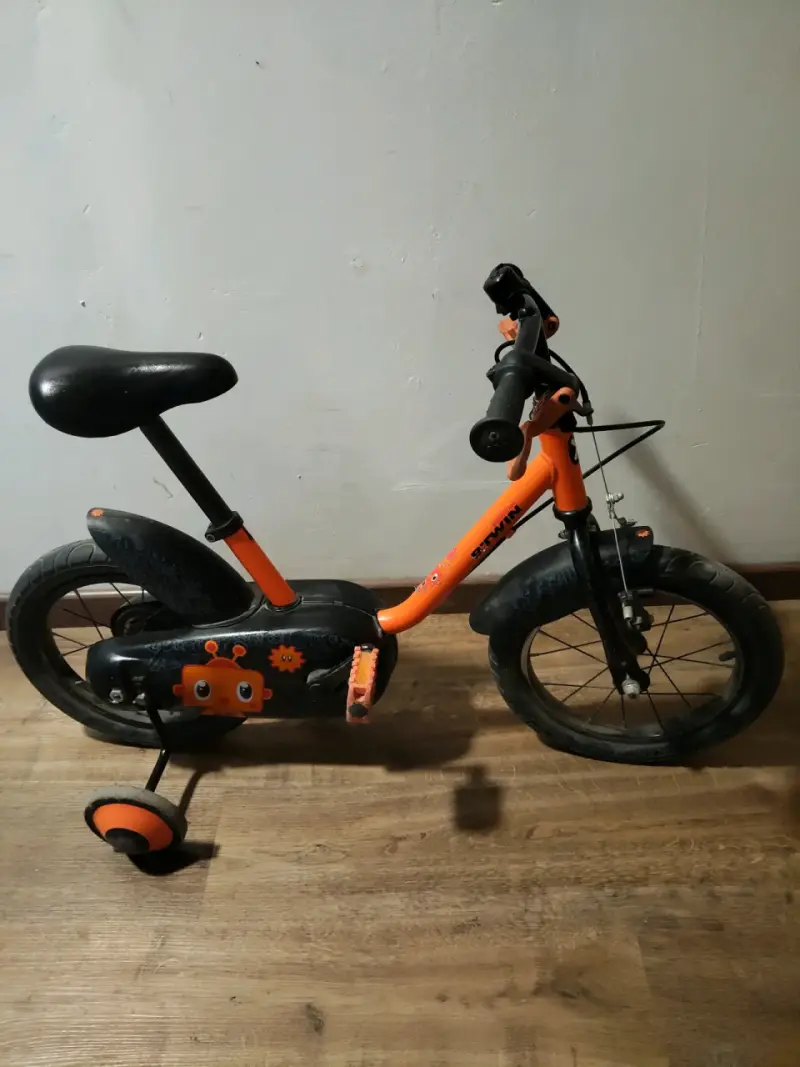 Bicicleta infantil naranja con ruedas de apoyo - 1