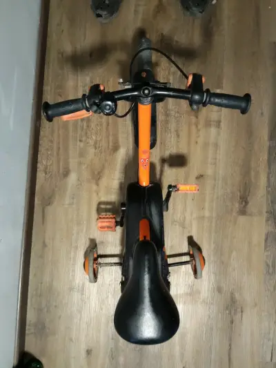 Bicicleta infantil naranja con ruedas de apoyo - miniatura 2
