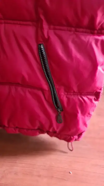 Parka acolchada roja de invierno. Sin mangas - miniatura 4