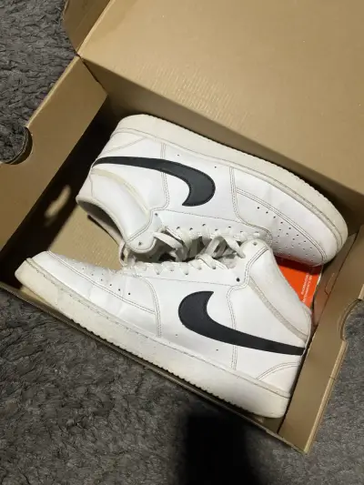 Zapatillas Nike blancas con logo negro - miniatura 1