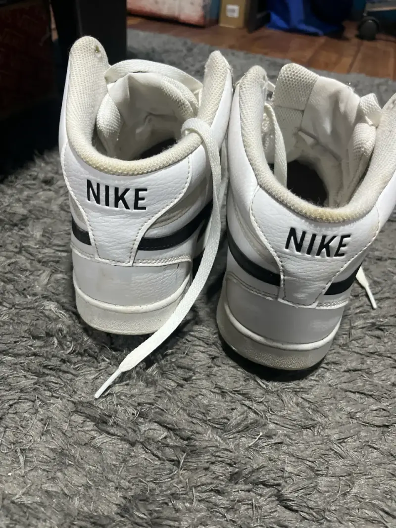 Zapatillas Nike blancas con logo negro - 2