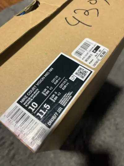Zapatillas Nike blancas con logo negro - miniatura 4