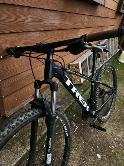 Bicicleta montaña Trek negra marlin 5 - miniatura 2