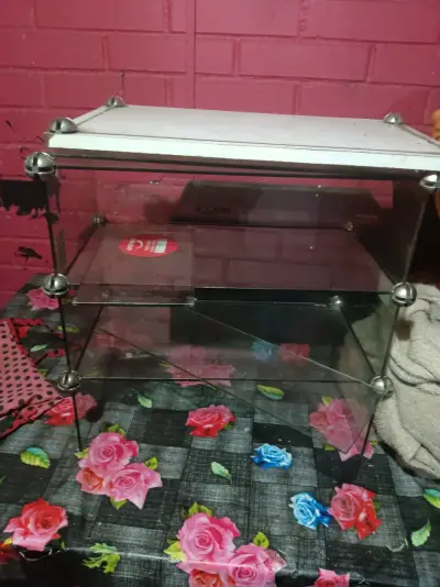 Mesa de vidrio con estantes - miniatura 3