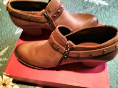 Botines cuero café con tachas - miniatura 1