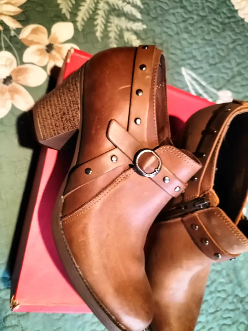 Botines cuero café con tachas - 2