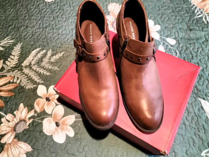 Botines cuero café con tachas - 3