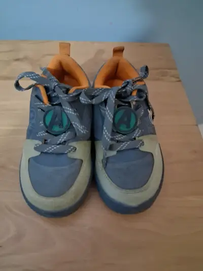 Zapatillas deportivas grises y naranjas - miniatura 1