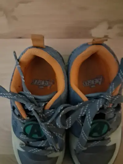 Zapatillas deportivas grises y naranjas - miniatura 2