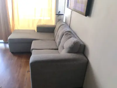 Sofá seccional gris - miniatura 3